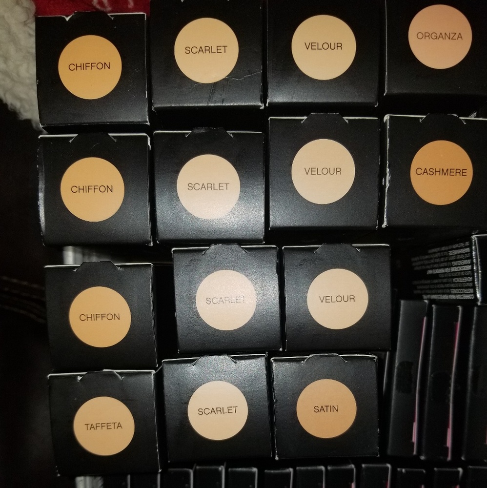 Younique liquid foundation - Satin
